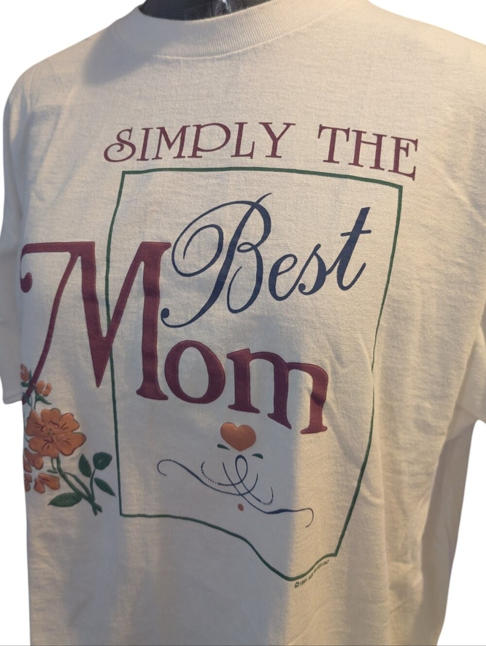 Vintage "Simply The Best Mom" Graphic‎ T-Shirt – White Crewneck